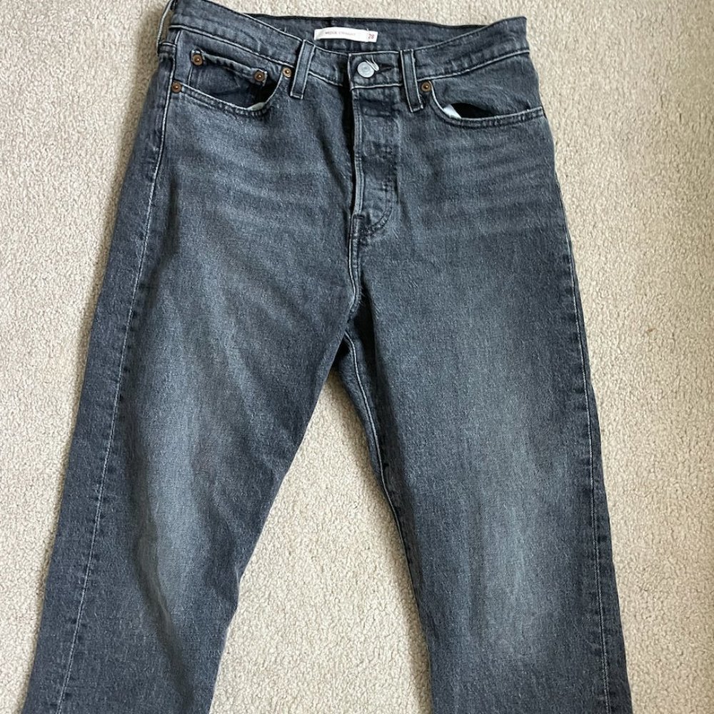 Levi's Wedgie Fit  Ankle Black Jeans. Size 28.